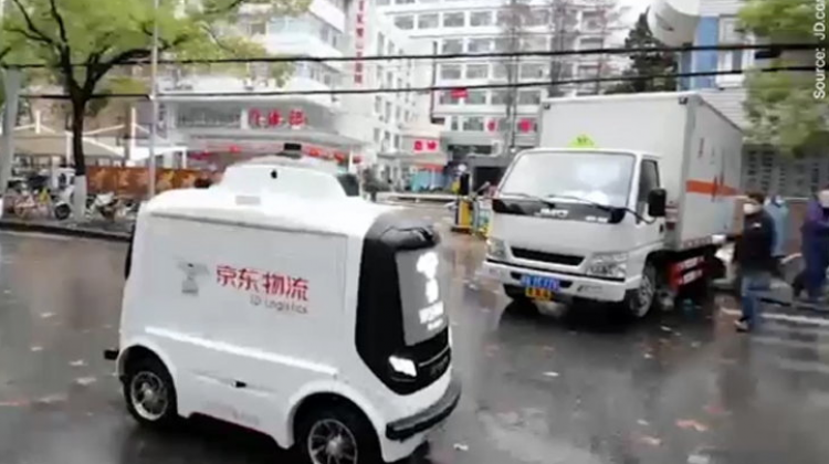 จีนทุ่มใช้เทคโนโลยีหุ่นยนต์ รถยนต์ไร้คนขับและอื่น ๆ แทนคนป้องกันการแพร่ไวรัส Covid-19